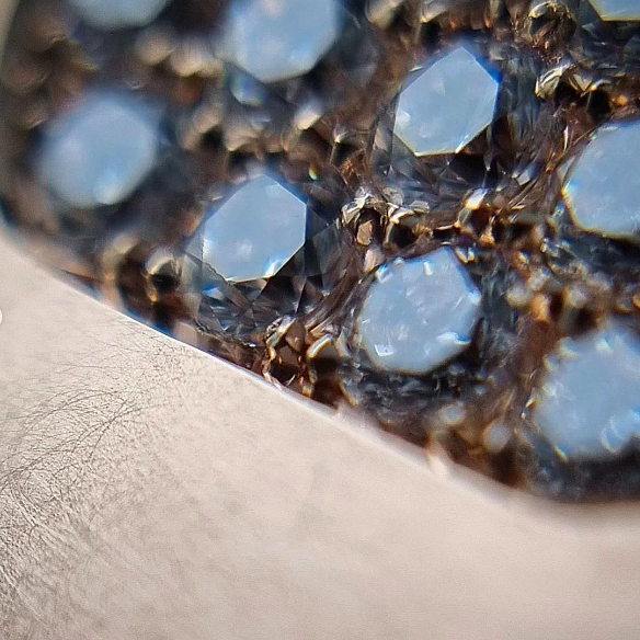 veja as vantagens estéticas do uso do microscópio na cravação de joias