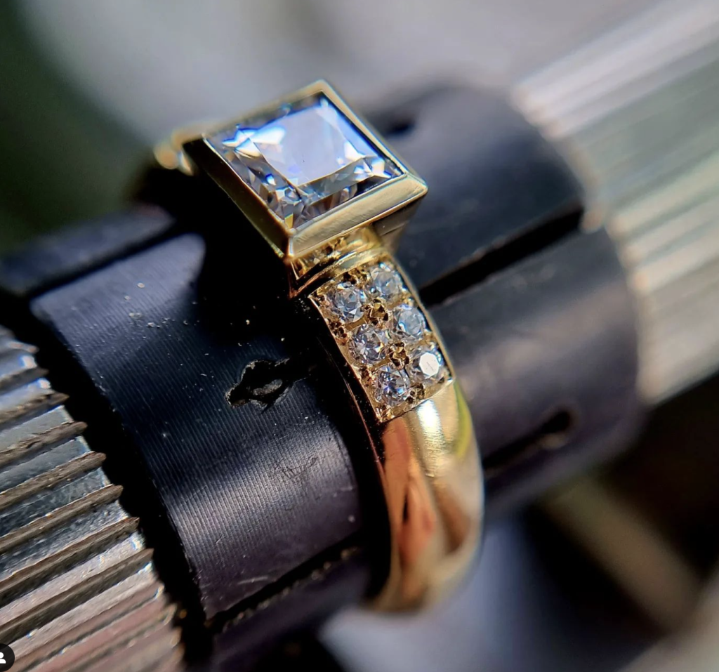 anel em ouro com cravação de diamantes