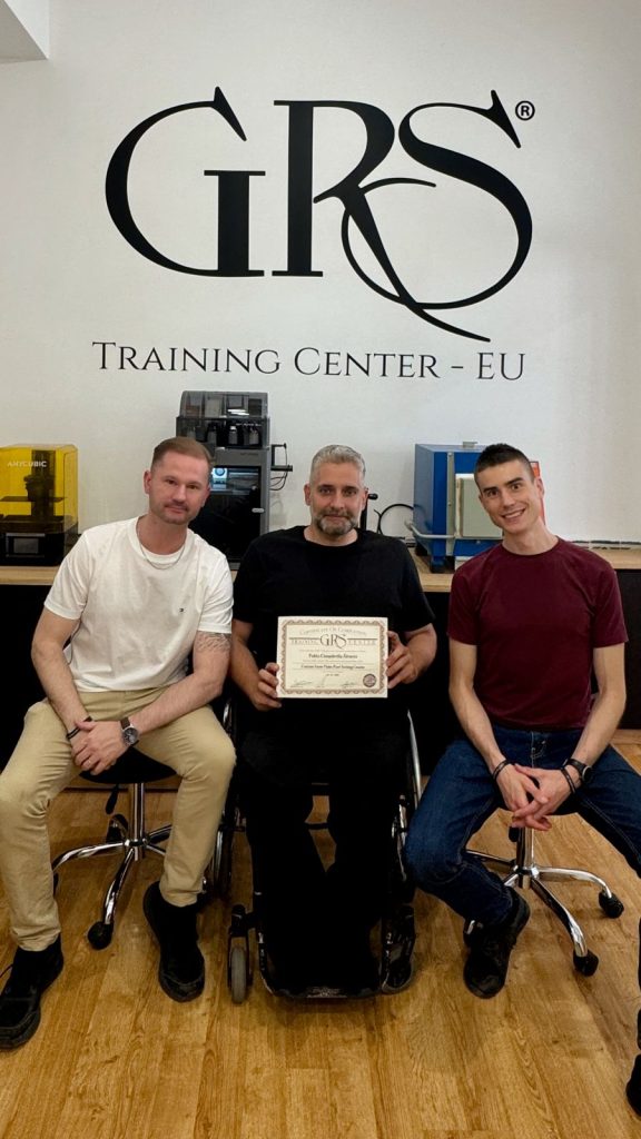 Jonas Fitz, Pablo Cimadevila e Ben Bentvelzen na GRS Training Center EU em Lisboa segurando certificado de cravação Snowflake Pavé